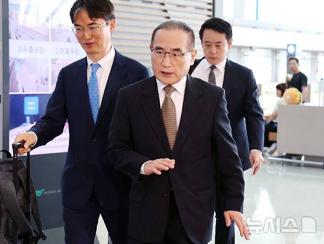 [인천공항=뉴시스] 조성우 기자 =  위성락 대통령실 국가안보실장이 6일 오전 인천국제공항 제2여객터미널에서 미국으로 출국하고 있다. 2025.07.06. xconfind@newsis.com