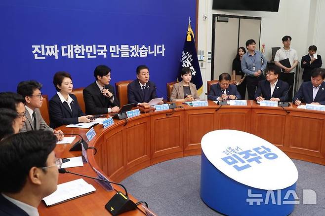 [서울=뉴시스] 조성봉 기자 = 김병기 더불어민주당 당대표 직무대행 겸 원내대표가 지난 4일 오전 서울 여의도 국회에서 열린 최고위원회의에서 발언을 하고 있다. 2025.07.04. suncho21@newsis.com