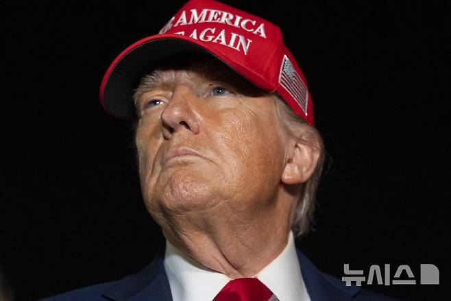 [앤드루스 공군기지=AP/뉴시스] 도널드 트럼프 미국 대통령이 4일(현지 시간) 미국 메릴랜드 앤드루스 공군기지에 도착해 취재진 질문에 답하고 있다. 2025.07.04.