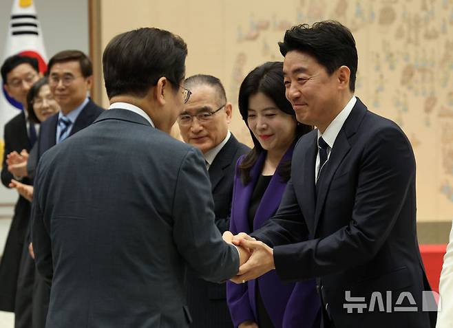 [서울=뉴시스] 고범준 기자 = 이재명 대통령이 4일 서울 용산 대통령실 청사에서 열린 임명장 및 위촉장 수여식에서 강훈식 비서실장과 악수하고 있다. 2025.07.04. bjko@newsis.com