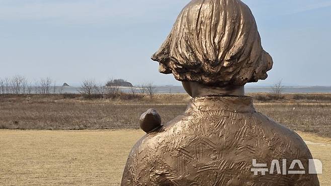 [화성=뉴시스]문영호 기자=영국 런던 임페리얼전쟁박물관(IWM)에서 열리고 있는 특별 전시회에서 위안부 문제에 대한 전시가 포함된 데 대해 일본 정부가 "강한 우려"를 표명했다고 산케이신문이 6일 보도했다. 사진은 매향리 평화생태공원에 설치된 평화의소녀상. 2025.07.06. sonanom@newsis.com