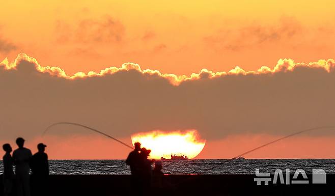 [제주=뉴시스] 우장호 기자 = 폭염이 기승을 부린 6일 오후 제주시 이호테우 해변 앞 해상으로 뜨거운 태양이 서서히 지고 있다. 2025.07.06. woo1223@newsis.com