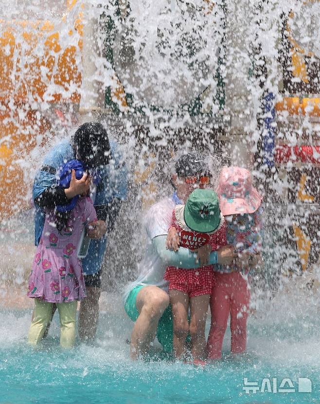 [인천=뉴시스] 전진환 기자 = 전국에 폭염특보가 발효중인 6일 개장 후 첫 주말을 맞은 인천 남동구 남동물빛놀이터를 찾은 시민들이 물놀이로 더위를 식히고 있다.  2025.07.06. amin2@newsis.com