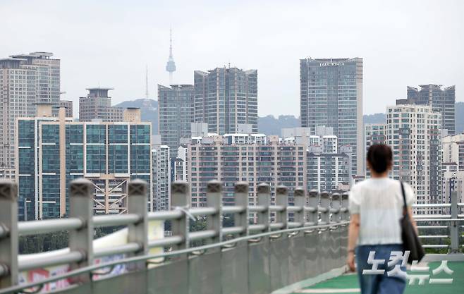 서울 아파트값이 22주 연속 상승했으나 지난달 정부의 고강도 대출 규제 발표 직후 서울의 아파트 매매가격 상승폭이 다소 둔화한 것으로 나타났다. 3일 한국부동산원이 발표한 6월 다섯째 주(6월 30일 기준) 주간 아파트 가격 동향에 따르면 서울 아파트 매매가격은 전주 0.43%에서 0.40%로 상승폭이 소폭 축소됐다. 황진환 기자