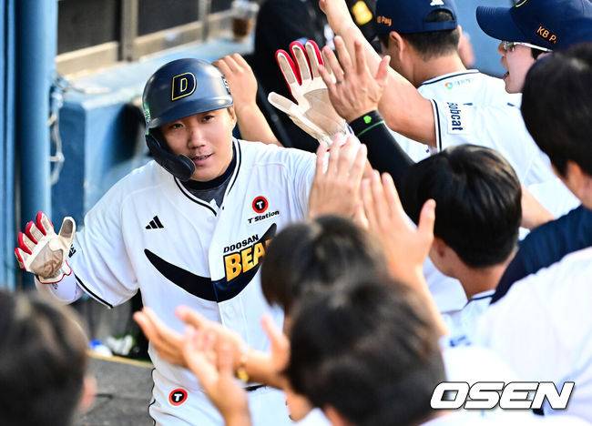 [OSEN=잠실, 지형준 기자] 5일 오후 서울 잠실구장에서 ‘2025 신한 SOL Bank KBO리그’ 두산 베어스와 KT 위즈의 경기가 열렸다.두산은 최원준, KT는 쿠에바스를 선발로 내세웠다.5회말 1사 3루에서 두산 추재현이 정수빈의 1타점 우전 적시타에 득점에 성공하며 동료선수들과 기뻐하고 있다. 2025.07.05 /jpnews@osen.co.kr