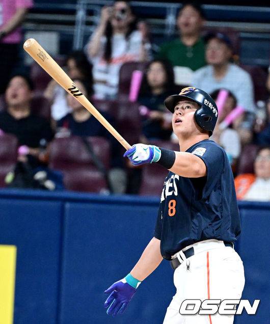 [OSEN=고척, 최규한 기자] 프로야구 한화 이글스가 치열한 에이스 선발 맞대결에서 승리를 거뒀다.&nbsp;한화는 4일 서울 고척스카이돔에서 열린 ‘2025 신한은행 SOL Bank KBO리그’ 키움 히어로즈와의 경기에서 2-1로 승리했다.&nbsp;선발투수 코디 폰세는 7이닝 5피안타 1볼넷 11탈삼진 1실점으로 호투했지만 승패없이 물러났다. 노시환은 시즌 16호 홈런을 쏘아올리며 결승타의 주인공이 됐다. 9회초 1사 주자없는 상황 한화 노시환이 역전 좌월 솔로포를 날리고 있다. 2025.07.04 / dreamer@osen.co.kr