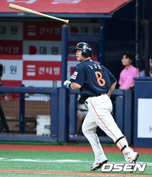 [OSEN=고척, 최규한 기자] 4일 서울 고척스카이돔에서 ‘2025 신한 SOL Bank KBO리그’ 키움 히어로즈와 한화 이글스의 경기가 열렸다.홈팀 키움은 라울 알칸타라, 방문팀 한화는 코디 폰세를 선발로 내세웠다.9회초 1사 주자없는 상황 한화 노시환이 역전 좌월 솔로포를 날리고 배트를 던지고 있다. 2025.07.04 / dreamer@osen.co.kr