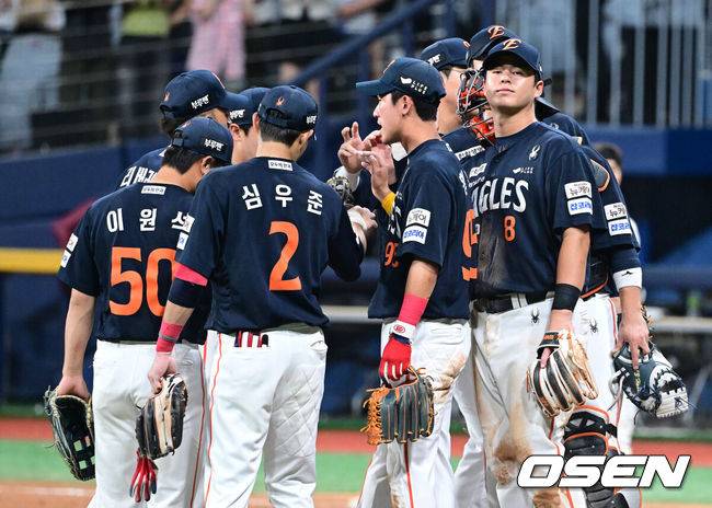 [OSEN=고척, 최규한 기자] 프로야구 한화 이글스가 치열한 혈투 끝에 2연승을 질주했다. 한화는 5일 서울 고척스카이돔에서 열린 ‘2025 신한은행 SOL Bank KBO리그’ 키움 히어로즈와의 경기에서 6-4로 승리했다. 이날 승리로 2연승을 달린 한화는 주말 3연전 위닝시리즈를 확보했다. 경기를 마치고 승리한 한화 선수들이 마운드에서 하이파이브를 나누고 있다. 2025.07.05 / dreamer@osen.co.kr