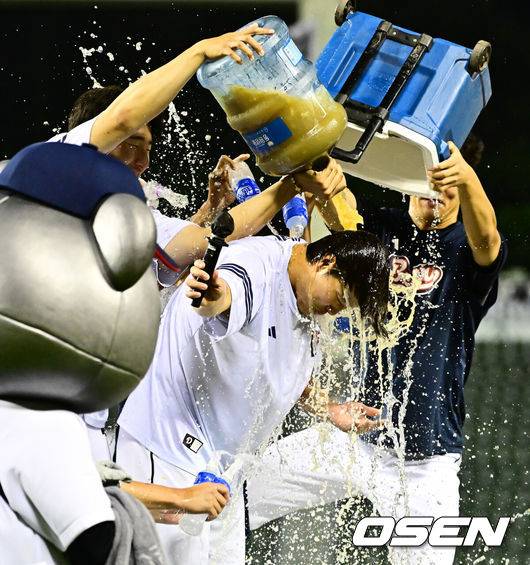 [OSEN=잠실, 지형준 기자] 이렇게 감동적인 승리가 있을까. ‘불운의 예비 FA 잠수함’ 최원준(두산 베어스)이 15전16기 끝 감격 첫 승을 신고했다. 프로야구 두산 베어스는 5일 서울 잠실구장에서 열린 2025 신한 SOL뱅크 KBO리그 KT 위즈와의 시즌 11번째 맞대결에서 6-2로 승리했다. 두산은 전날 패배 설욕과 함께 2연패에서 탈출하며 시즌 33승 3무 48패를 기록했다. 반면 최근 4연승, 토요일 9연승이 좌절된 KT는 43승 3무 39패가 됐다. 경기를 마치고 두산 투수조가 시즌 첫 승을 거둔 최원준에 물을 뿌리고 있다. 2025.07.05
