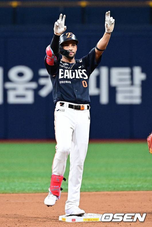 [OSEN=고척, 최규한 기자] 5일 서울 고척스카이돔에서 ‘2025 신한 SOL Bank KBO리그’ 키움 히어로즈와 한화 이글스의 경기가 열렸다.홈팀 키움은 라클란 웰스, 방문팀 한화는 류현진을 선발로 내세웠다.9회초 1사 2루 상황 한화 리베라토가 다시 앞서가는 중견수 키를 넘기는 1타점 2루타를 날리고 2루에 안착해 기뻐하고 있다. 2025.07.05 / dreamer@osen.co.kr