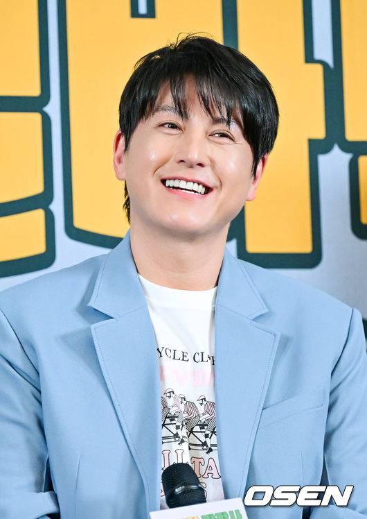 [OSEN=박준형 기자]  7일 서울 상암동 스탠포드 호텔에서 JTBC 예능 '길바닥 밥장사' 제작발표회가 진행됐다.류수영, 파브리, 황광희, 신현지, 배인혁, 전소미가 출연하는 '길바닥 밥장사'는 한식과 레시피에 진심인 이들이 푸드 바이크를 타고 요리하며 지중해의 부엌 스페인을 누비는 프로그램이다.류수영이 미소 짓고 있다.  2025.04.07 / soul1014@osen.co.kr