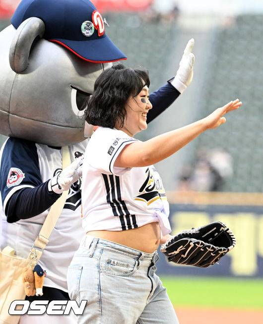 [OSEN=잠실, 조은정 기자]15일 서울 잠실야구장에서 2025 신한 SOL Bank KBO리그 두산 베어스와 키움 히어로즈의 경기가 열렸다.이날 홈팀 두산은 곽빈을, 원정팀 키움은 정현우를 선발 투수로 내세웠다.코미디언 이수지가 시구를 마친 뒤 양의지를 향해 손을 흔들고 있다. 2025.06.15 /cej@osen.co.kr
