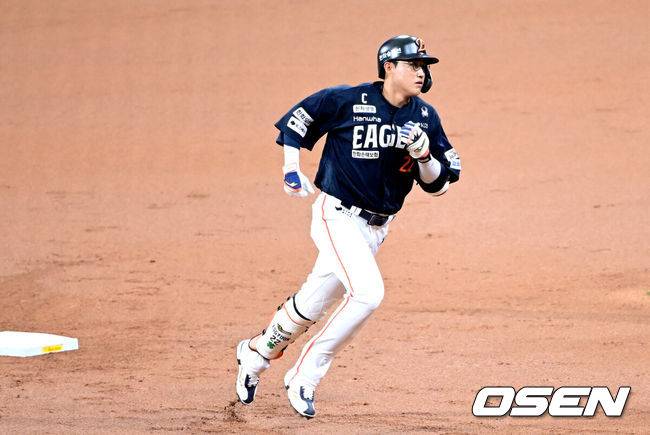 [OSEN=고척, 최규한 기자] 6일 서울 고척스카이돔에서 ‘2025 신한 SOL Bank KBO리그’ 키움 히어로즈와 한화 이글스의 경기가 열렸다.홈팀 키움은 박주성, 방문팀 한화는 라이언 와이스를 선발로 내세웠다.2회초 무사 1루 상황 한화 채은성이 선제 좌월 솔로포를 날리고 그라운드를 돌고 있다. 2025.07.06 / dreamer@osen.co.kr