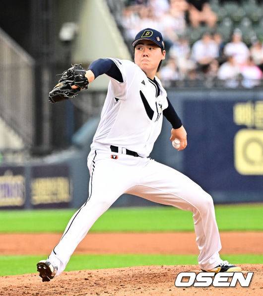 [OSEN=잠실, 지형준 기자] 6일 오후 서울 잠실구장에서 ‘2025 신한 SOL Bank KBO리그’ 두산 베어스와 KT 위즈의 경기가 열렸다.두산은 최승용, KT는 엔마누엘 데 헤이수스를 선발로 내세웠다.두산은 이날 2024시즌을 끝으로 은퇴를 선언한 김재호의 은퇴식을 개최한다. 은퇴식 테마는 ‘베어스 올타임 No.1 유격수 김재호’이다. 김재호는 은퇴선수 특별 엔트리를 통해 1군 엔트리에도 이름을 올렸다.&nbsp;4회초 두산 최승용이 역투하고 있다. 2025.07.05 /jpnews@osen.co.kr