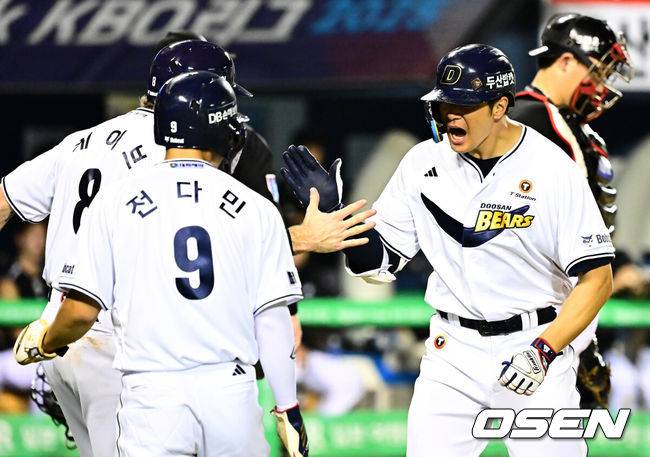 [OSEN=잠실, 지형준 기자] 6일 오후 서울 잠실구장에서 ‘2025 신한 SOL Bank KBO리그’ 두산 베어스와 KT 위즈의 경기가 열렸다.두산은 최승용, KT는 엔마누엘 데 헤이수스를 선발로 내세웠다.두산은 이날 2024시즌을 끝으로 은퇴를 선언한 김재호의 은퇴식을 개최한다. 은퇴식 테마는 ‘베어스 올타임 No.1 유격수 김재호’이다. 김재호는 은퇴선수 특별 엔트리를 통해 1군 엔트리에도 이름을 올렸다.&nbsp;8회말 무사 1,2루에서 두산 김재환이 역전 스리런포를 날리며 케이브와 기뻐하고 있다. 2025.07.05 /jpnews@osen.co.kr