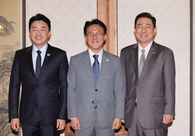 ▲김민석 국무총리(가운데)가 6일 서울 종로구 삼청동 총리공관에서 열린 고위당정협의회에서 더불어민주당 김병기 대표 직무대행 겸 원내대표(오른쪽), 강훈식 대통령 비서실장과 기념촬영을 하고 있다. ⓒ연합뉴스