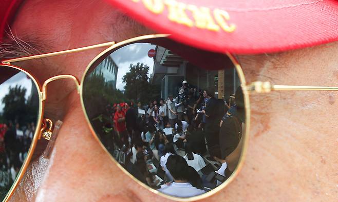 임성근 전 해병대 1사단장이 2일 서울 서초구에 마련된 이명현 순직해병 특검 사무실에 출석한 가운데 한 해병대예비역연대 회원의 선글라스에 임 전 사단장의 모습이 비치고 있다. 공돋취재사진