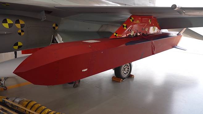 개발이 진행중인 국산 장거리 공대지미사일이 FA-50 시제기 날개에 장착되어 있다. 방위사업청 제공