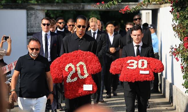 디오구 조타와 안드레 조타의 장례식에 버질 판데이크(왼쪽)과 안드레 로버트슨이 두 형제의 이름과 등번호가 새겨진 붉은 유니폼 상의 모양의 조화를 들고 교회 안으로 들어가고 있다. 곤두마르=EPA연합뉴스