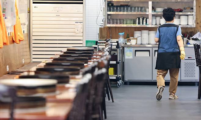 서울 중구 명동의 한 식당이 낮 시간대 한산한 모습을 보이고 있다. 뉴스1