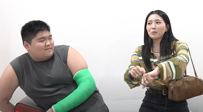 배우 오윤아가 발달장애를 지닌 아들 민이의 팔 부상 이후 치료 과정과 근황을 전했다.&nbsp;유튜브 채널 ‘Oh!윤아’ 캡처