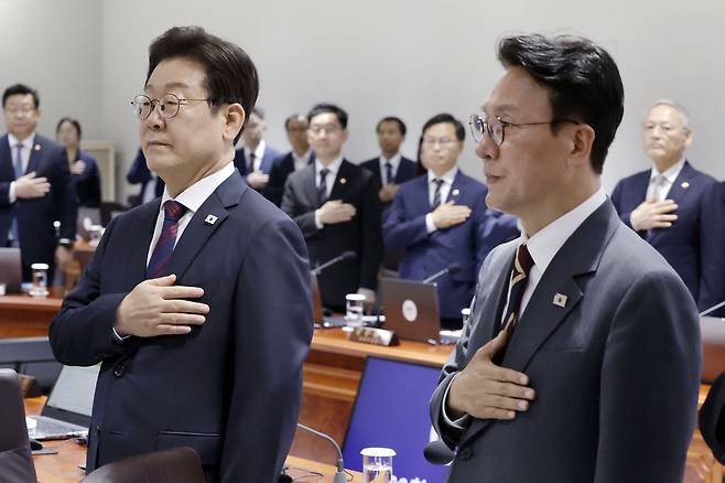 이재명 대통령과 김민석 국무총리가 5일 서울 용산 대통령실 청사에서 열린 국무회의에서 국기에 경례하고 있다.&nbsp; &nbsp;대통령실통신사진기자단