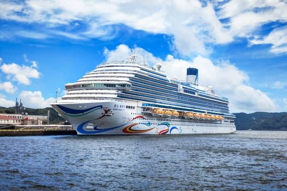 6월 말 기준 제주 강정항에서 출발하는 준모항 크루즈는 총 10회 운항돼 1300여 명의 승객이 제주를 출발점으로 해외로 향했다. 사진은 아도라매직시티호가 강정항에 정박해 있는 모습. 제주도 제공