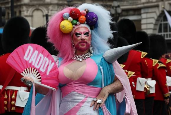 5일(현지시간) 영국 런던에서 열린 ‘프라이드 퍼레이드’에서 한 참석자가 트랜스젠더를 상징하는 분홍·하늘·하양 색상의 화려한 의상을 입고 포즈를 취하고 있다. 2025.7.5 EPA 연합뉴스