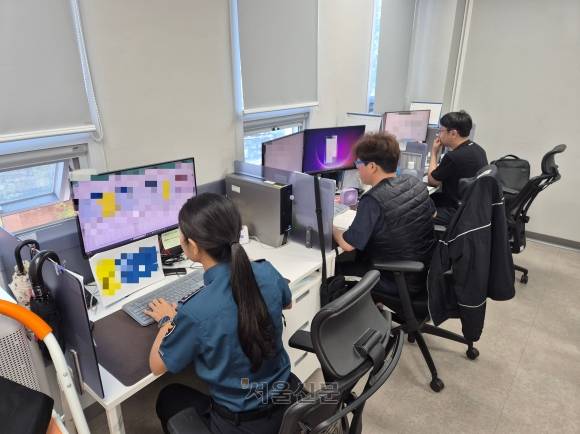 지난 5일 서울 마포구에 있는 정신응급합동대응센터에서 정신건강 전문요원과 경찰이 상담 및 출동 기록을 보면서 출동에 대비하고 있다.