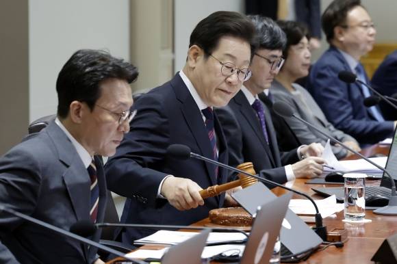 이재명 대통령이 5일 서울 용산 대통령실 청사에서 열린 국무회의에서 의사봉을 두드리며 개회 선언을 하고 있다. 2025.7.5 대통령실통신사진기자단