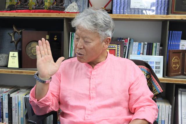 엄홍길 대장이 서울 종로구 소재 엄홍길휴먼재단 사무실에서 서울경제신문과 인터뷰하고 있다. 김수호 기자