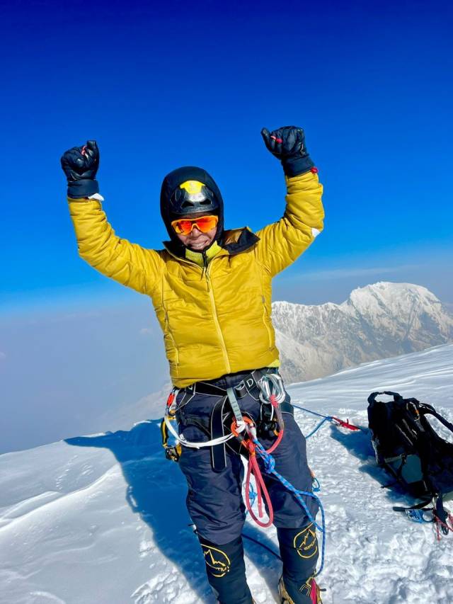 2024년 5월 3일 쥬갈 히말라야 정상에 선 엄 대장. 사진 제공=엄홍길휴먼재단