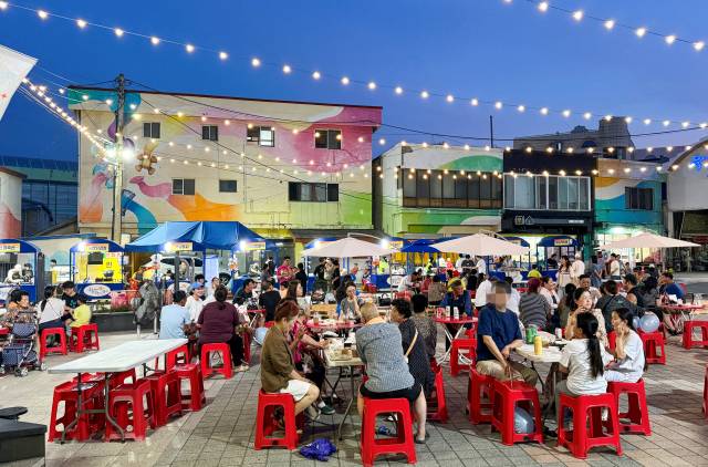 이달 5일 개장한 전통시장인 강원 동해시 동쪽바다중앙시장의 주말 야시장이 손님들로 북적이고 있다. 연합뉴스