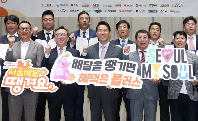 신한은행은 1982년 직원 280여 명과 지점 3개로 출발해 43년간 소상공인 지원에 앞장섰다. 은행 직원이 1991년 바쁜 시장 상인을 위해 도입된 '동전 카트'를 통해 소상공인을 돕고 있다(위쪽 사진). 정상혁(아래쪽 사진 왼쪽 두번째) 신한은행장이 4월 공공 배달 애플리케이션인 '땡겨요' 활성화를 위한 상생 협약을 체결한 뒤 파이팅을 외치고 있다.