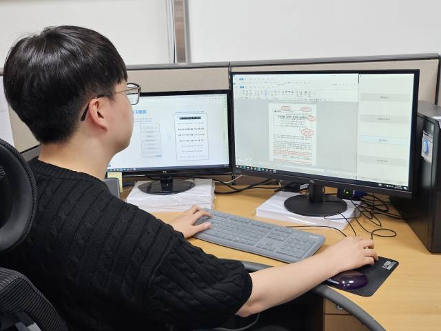 정부세종청사 기획재정부 사무실에서 이달 4일 기재부의 한 직원이 보고서 효율화 프로그램을 활용해 보고서를 작성하고 있다. 박신원 기자