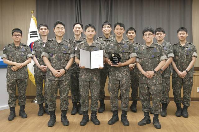 공군 제15특수임무비행단 소속 교육봉사 동아리원들이 KT희망나눔인상 공동 수상 행사를 마친 후 기념 촬영을 하고 있다. 사진 제공=KT