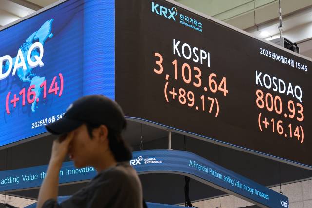 지난달 24일 서울 여의도 한국거래소 현황판에 코스피와 코스닥지수 종가가 표시돼 있다. 연합뉴스