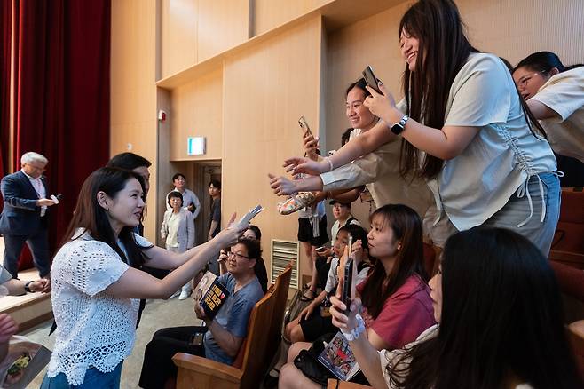 제28회 BIFAN ‘판타씨네’에서 배우 손예진이 ‘덕혜옹주’ 상영에 앞서 무대인사 후 관객들의 사인·촬영 요청에 응하는 모습