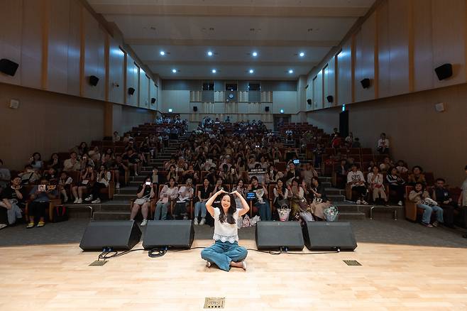 제28회 BIFAN ‘판타씨네’에서 배우 손예진이 ‘덕혜옹주’ 상영에 앞서 무대인사 후 관객들의 사인·촬영 요청에 응하는 모습