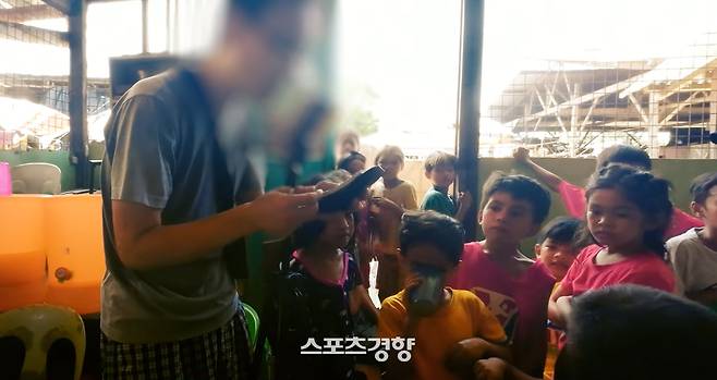 필리핀 현자에서 빈곤층 아동을 위한 공부방 콘텐츠를 제작해온 A씨. 유튜브 방송화면