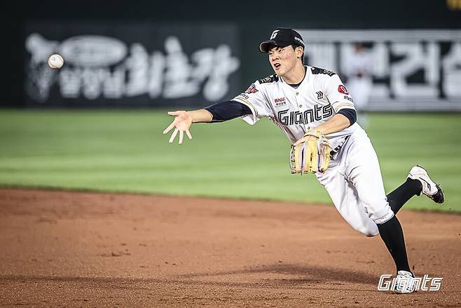 ▲ 김태형 감독은 박찬형의 2루 수비에 대해 합격점을 내리며 향후 다른 포지션에서의 실험도 예고했다 ⓒ롯데자이언츠