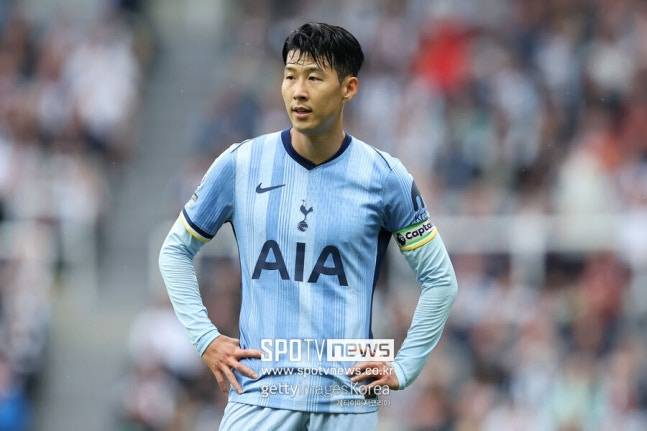 ▲ '스퍼스웹'은 "몇 달 전까지만 해도 손흥민이 이번 여름을 끝으로 토트넘을 떠날 수 있다는 소문이 돌았다. 그가 계약 마지막 해를 맞이하고 있기 때문이다"라고 내다봤다.