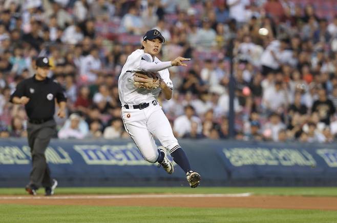 두산 베어스 박준순이 5일 잠실 KT전에서 6회 러닝 스로우를 펼치고 있다. /사진=두산 베어스 제공