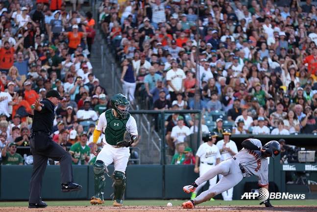 이정후(오른쪽)가 윌리 아다메스의 적시타 때 홈으로 들어오고 있다. /AFPBBNews=뉴스1