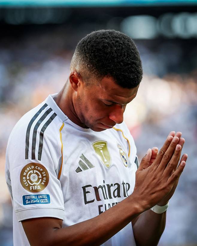 6일(한국시간) 미국 뉴저지주 이스트 러더퍼드의 메트라이프 스타디움에서 열린 보루시아 도르트문트와의 2025 국제축구연맹(FIFA) 클럽 월드컵 8강전에서 후반 추가시간 골을 터뜨린 뒤 생전 등번호 20번을 달았던 디오구 조타를 추모한 킬리안 음바페. /사진=B/R 풋볼 SNS 캡처