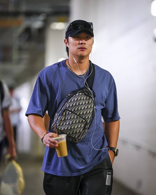 지난 5일 경기 도중 오른쪽 다리에 불편함을 느끼고 교체 아웃된 탬파베이 레이스 내야수 김하성이 6일 미국 미네소타주 미니애폴리스의 타깃필드에서 열리는 2025 미국 메이저리그(MLB) 미네소타 트윈스와의 원정경기 선발 명단에서 제외됐다. 탬파베이 구단 공식 SNS