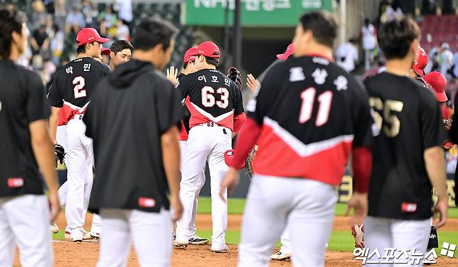 29일 오후 서울 송파구 잠실야구장에서 열린 '2025 신한 SOL Bank KBO리그' KIA 타이거즈와 LG 트윈스의 경기, KIA가 6회 6점을 뽑아내는 빅이닝을 기록하며 LG에 12:2 대승을 거뒀다,  이날 경기에서 승리한 KIA 선수들이 기뻐하고 있다. 엑스포츠뉴스 DB