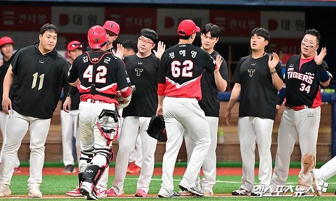 25일 오후 서울 구로구 고척스카이돔에서 열린 '2025 신한 SOL Bank KBO리그' KIA 타이거즈와 키움 히어로즈의 경기, KIA가 키움에 6:3으로 승리하며 전날의 패배를 설욕했다.  이날 경기에서 승리한 KIA 선수들이 기뻐하고 있다. 엑스포츠뉴스 DB