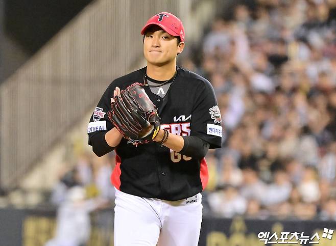 5일 오후 서울 송파구 잠실야구장에서 열린 '2025 신한 SOL Bank KBO리그' KIA 타이거즈와 두산 베어스의 경기, 7회말 수비를 마친 KIA 김도현이 더그아웃으로 향하고 있다. 엑스포츠뉴스 DB