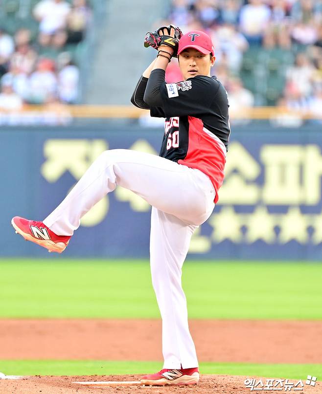 5일 오후 서울 송파구 잠실야구장에서 열린 '2025 신한 SOL Bank KBO리그' KIA 타이거즈와 두산 베어스의 경기, 2회말 KIA 선발투수 김도현이 공을 힘차게 던지고 있다. 엑스포츠뉴스 DB